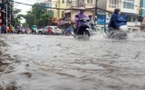 Hà Nội: Nhiều tuyến phố bị ngập do mưa lớn 